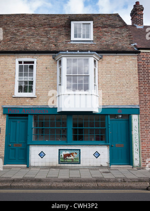 Malen eines Stiers auf Fliesen außerhalb einen alten Metzger-Shop in St Ives Cambridgeshire UK (jetzt Pitts Architekten) Stockfoto