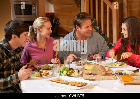 Teenager Familie Mahlzeit In Alphütte gemeinsam genießen Stockfoto