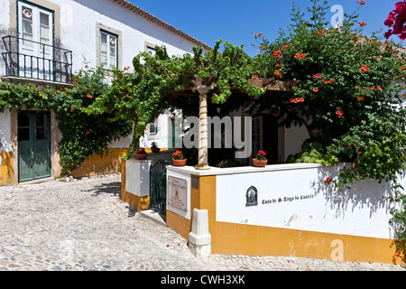 S. Thiago Manor Guest House in Obidos Dorf. Óbidos ist eine sehr gut erhaltene mittelalterliche Stadt, noch innerhalb der Burgmauern. Stockfoto