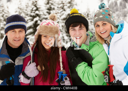 Familie im Skiurlaub In Bergen Stockfoto