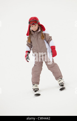 Junges Mädchen beim Skifahren Hang hinunter auf Urlaub In Bergen Stockfoto