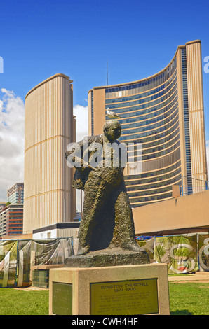 Statue von Winston Churchill am Nathan Phillips Square vor dem Rathaus in Toronto, Ontario, Kanada. Stockfoto