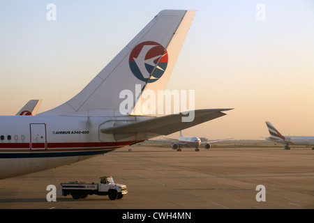 Rückansicht eines Passagierflugzeuges der China Eastern Airlines am Flughafen Pudong Shanghai Stockfoto