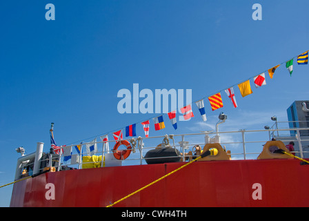 Flaggen auf einem Schiff am Navy Pier in Chicago, Illinois Stockfoto