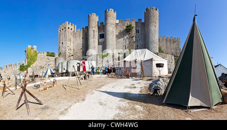 Obidos Schloss während der Mittelalterlichen Messe Reenactment. Obidos ist eine sehr gut erhaltene mittelalterliche Stadt im Schloss Stockfoto