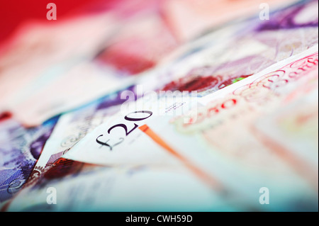 Sammlung von zwanzig und fünfzig Pfund-Noten, mit Fokus auf zwanzig Pfund-Note. Zeigt das Wachstum des Finanzmarktes UK Stockfoto