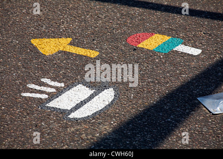 Pfeillutscher und heiße Teesymbole, gemalt auf PATH in Bournemouth, Dorset, UK, im August Stockfoto