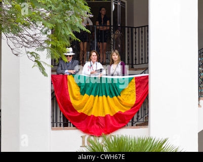 Hispanische Familie Uhren Parade vom Balkon in "Santa Barbara", California Stockfoto