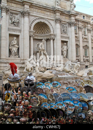 Trevi-Brunnen in Rom mit Souvenir-Stand im Vordergrund Stockfoto