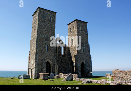 St. Marien Kirche thront 12. Jahrhundert TWIN. RECULVER. KENT UK. Stockfoto