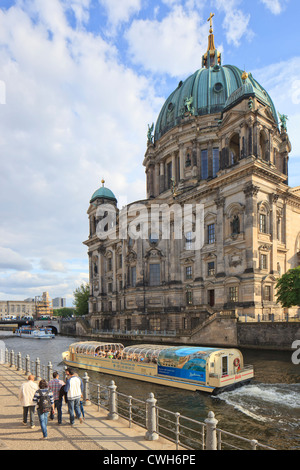 Menschen zu Fuß entlang Jahrhunde Fluss iBerlin Dom, Lustgarten, Berliner Dom Stockfoto