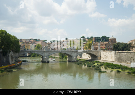 Rom, Italien - Brücke am Fluss Tiber Stockfoto