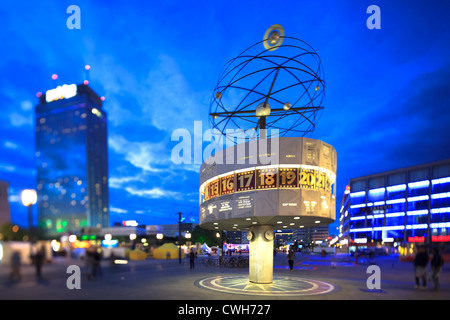 Alexanderplatz, Urania-Weltzeituhr Weltzeituhr bei Nacht in Tilt Effekt Stockfoto