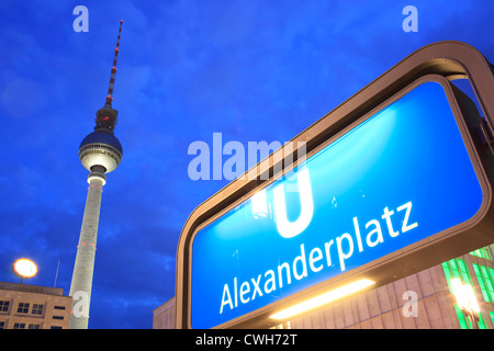 Alexanderplatz, Urania-Weltzeituhr und Fernsehen Turm bei Nacht Stockfoto