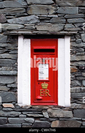 Königin Elizabeth II Briefkasten in die Seite einer Hauswand gebaut. Stockfoto