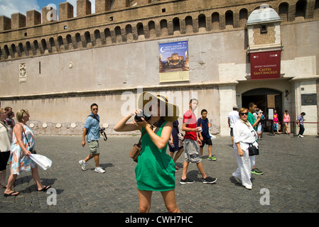 Rom, Italien - August 2012 - Tourist vor Castel Sant Angelo fotografieren. Stockfoto