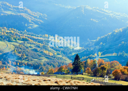 Berg Land Herbstlandschaft mit Dorf am Hang (Karpaten, Ukraine). Stockfoto