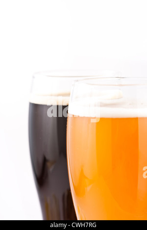 dunkle und helle Bier auf weißem Hintergrund Stockfoto