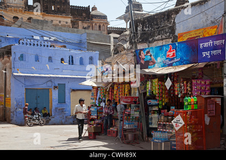 Blaue Häuser und Lebensmittelgeschäft in der alten Stadt Bundi, Rajasthan, Indien Stockfoto