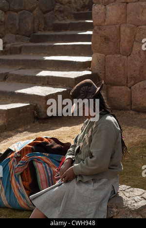 Peruanische Frau in native Kleid nahe dem Marktplatz, Sacred Valley in der Nähe von Cuzco, Peru Stockfoto