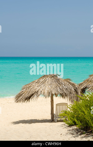 Liegestühle und Sonnenschirme im Sol Cayo Santa Maria Resort, Cayo Santa Maria, Kuba. Stockfoto