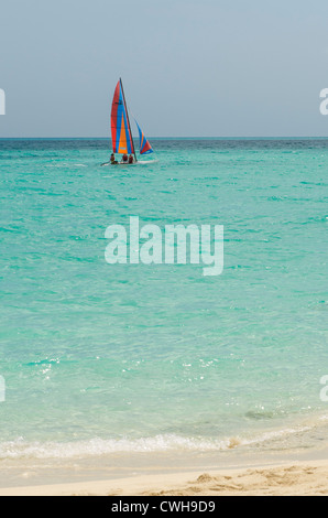 Segelboot Strand Sol Cayo Santa Maria Resort, Cayo Santa Maria, Kuba. Stockfoto