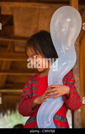 Ein junges Mädchen genießt ihr Ballon in einem SHAN-Dorf in der Nähe von KENGTUNG auch bekannt als KYAINGTONG - MYANMAR Stockfoto