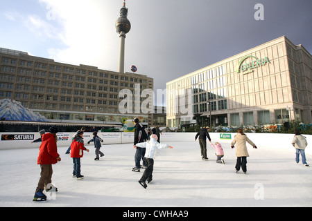 Berlin, Eislaufen am Alexanderplatz Stockfoto