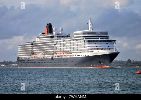 Cunards Kreuzfahrtschiff, die Queen Elizabeth Calshot auf einer Kreuzfahrt nach Norwegen im August 2012 geht. Stockfoto