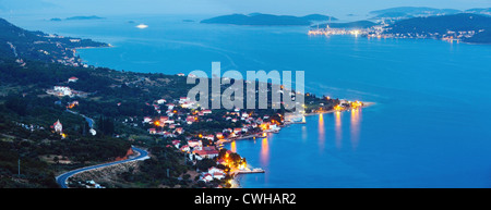 Nacht Sommer kroatischen Peljesac Halbinsel (Viganj, Kroatien) Küste und Korcula Dorf und Insel in weit. Stockfoto
