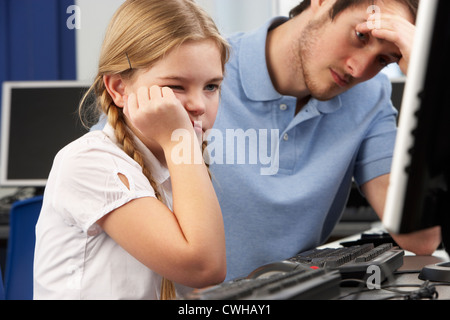 Unglücklich Lehrer und Mädchen in der Klasse Computer verwenden Stockfoto