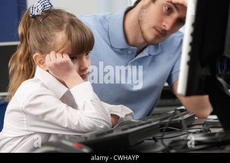 Unglücklich Lehrer und Mädchen in der Klasse Computer verwenden Stockfoto