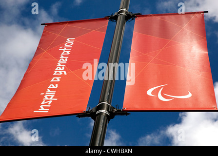 Agitos Symbol für die Paralympischen Spiele & Slogan auf London Street banner Stockfoto