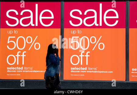 Verkauf-Plakate im Fenster des Marks & Spencer, Oxford Street, London Stockfoto