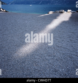 Limone Sul Garda: Strand mit sonnigen Flecken Stockfoto