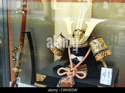 Alten Samurai-Outfit auf dem Display bei Auktionshaus in Chiyoda, Tokio Stockfoto