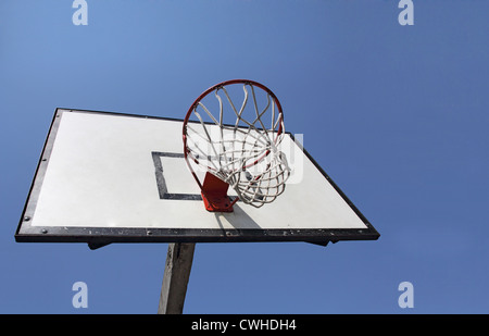 Basketball-Backboard auf dem Basketballplatz Schule unter blauem Himmel Stockfoto