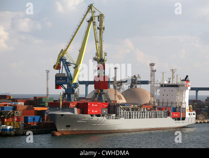 Odessa, ein Containerschiff im Hafen geladen wird Stockfoto