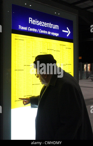 Berlin, ein Alter Mann einen Fahrplan zu lesen Stockfoto