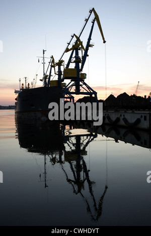 Wismar, Silhouette des Verladekrans im Hafen Stockfoto