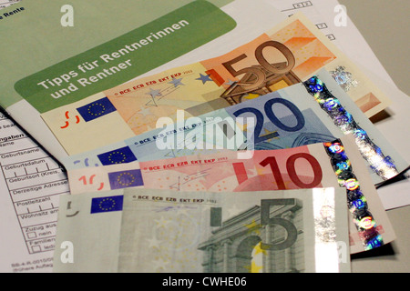 Symbol-Foto, Notizen und Informationen-Broschüre für Rentner Stockfoto