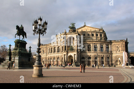 Dresden, Theaterplatz mit Reiterstandbild von König Johann und Semperoper Stockfoto