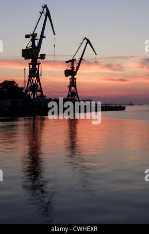 Wismar, Ladekranen im Hafen in der Abenddämmerung Stockfoto