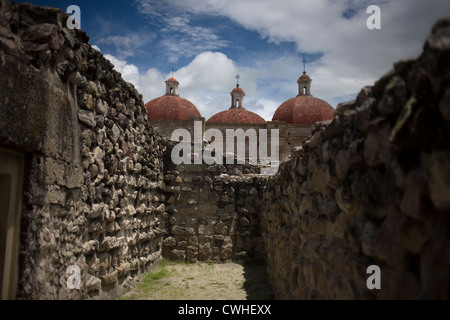 Mauern der Zapoteken archäologische Stätte von Mitla und die Kuppeln der St. Peter Kirche in San Pablo Villa de Mitla, Oaxaca, Mexiko, Stockfoto