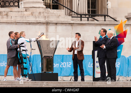 Claire Lomas Paralympische Flamme Kessel London 2012 Stockfoto