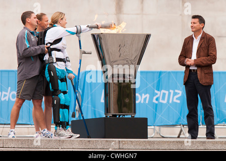 Claire Lomas Paralympische Flamme Kessel London 2012 Stockfoto