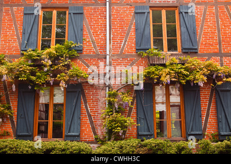 Halbe Timebered Häuser im Dorf Lyons La Foret, Frankreich. Stockfoto