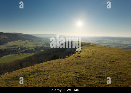 Morgensonne über der Somerset Levels von Crook Peak in den Mendip Hills. Somerset. England. VEREINIGTES KÖNIGREICH. Stockfoto