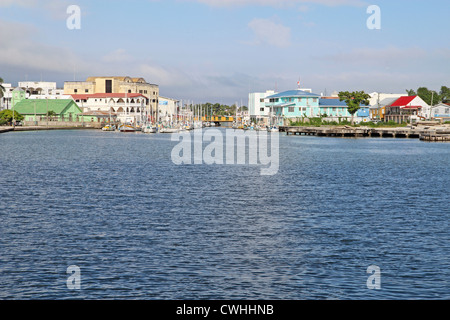 Der Belize River und Drehbrücke in Belize City aus den Kreuzfahrtterminals Stockfoto