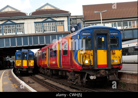 Klasse 455 Personenzüge in South West Trains Lackierung am Bahnhof Clapham Junction, England. Stockfoto